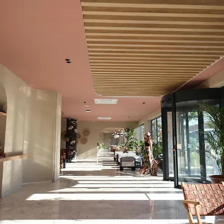 Lures Hotel *