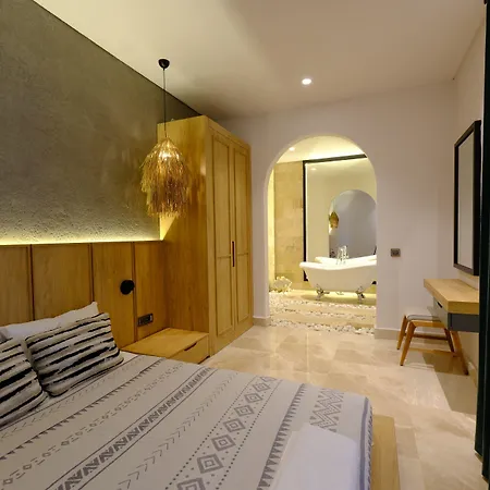 Lures Hotel *